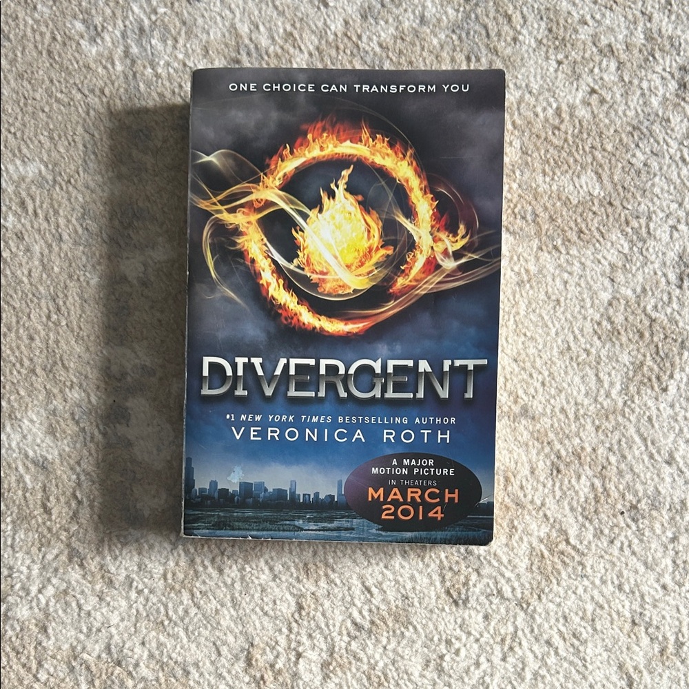 Divergent by Veronica Roth Paperback